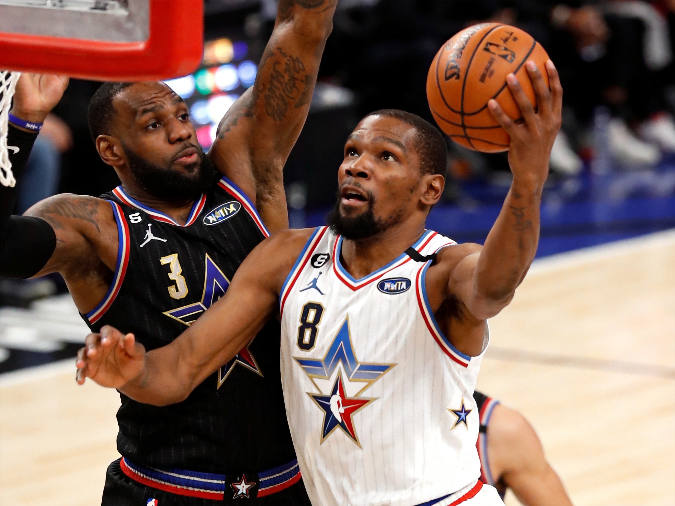 NBA全明星赛精彩瞬间回顾，东西部对决高潮迭起